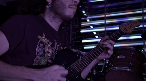 “Vulture” entrelaça melodias melancólicas com riffs de guitarra explosivos